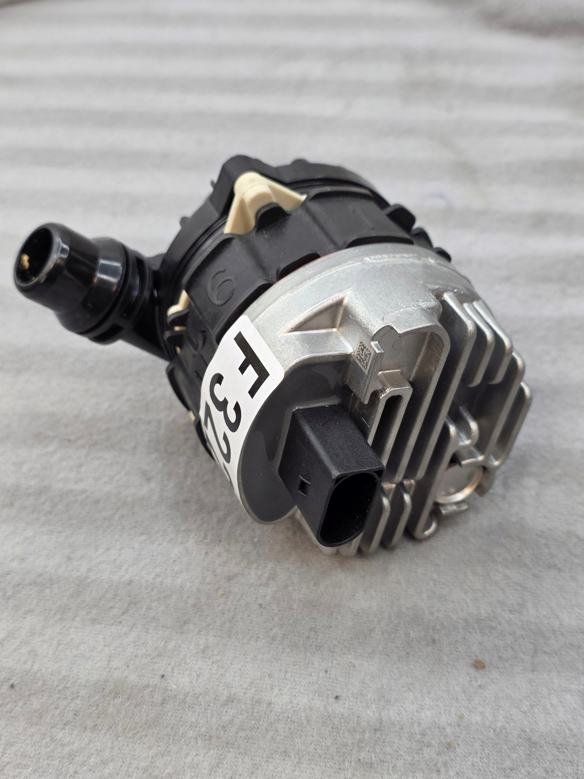 Mercedes Coolant Water Pump A0005003800 - galeria