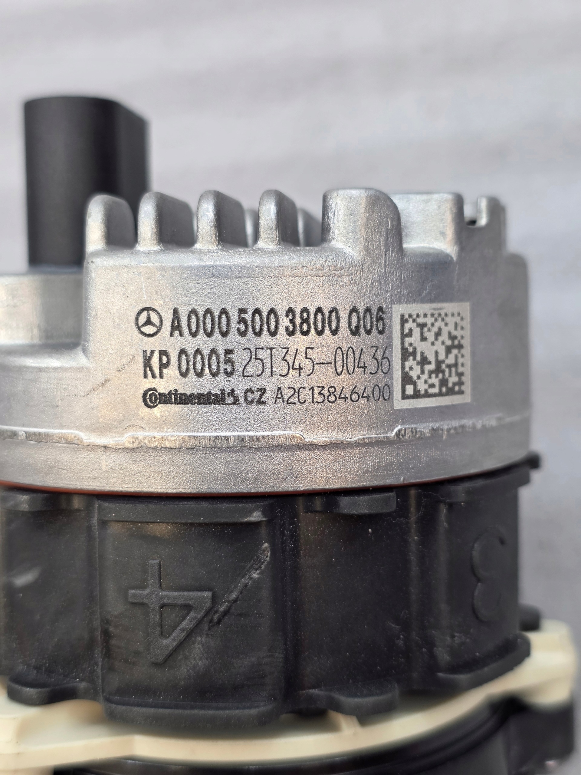 Mercedes Coolant Water Pump A0005003800 - galeria