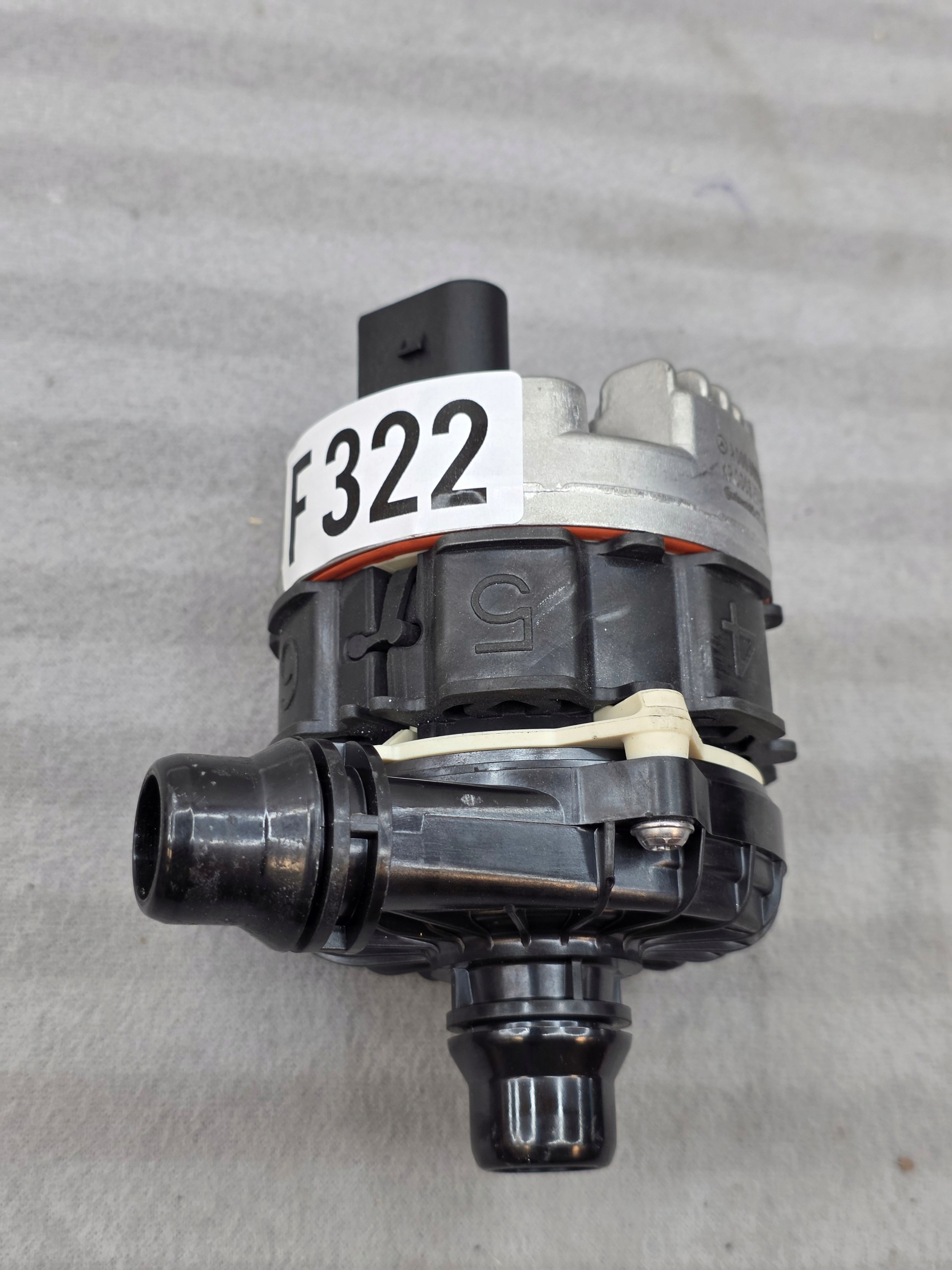 Mercedes Coolant Water Pump A0005003800 - galeria