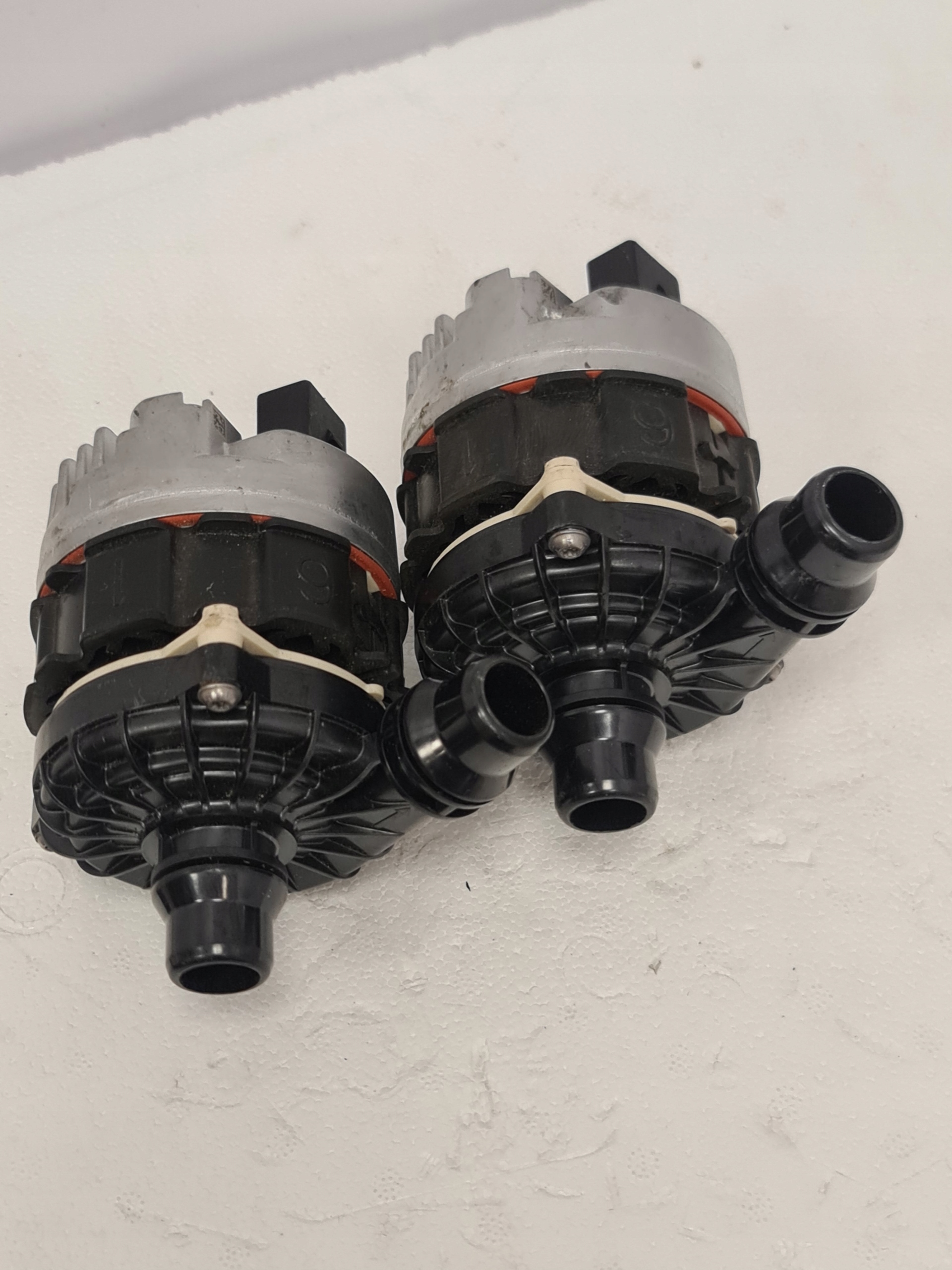 Wasserpumpe Mercedes W206 A0005001901 - galeria