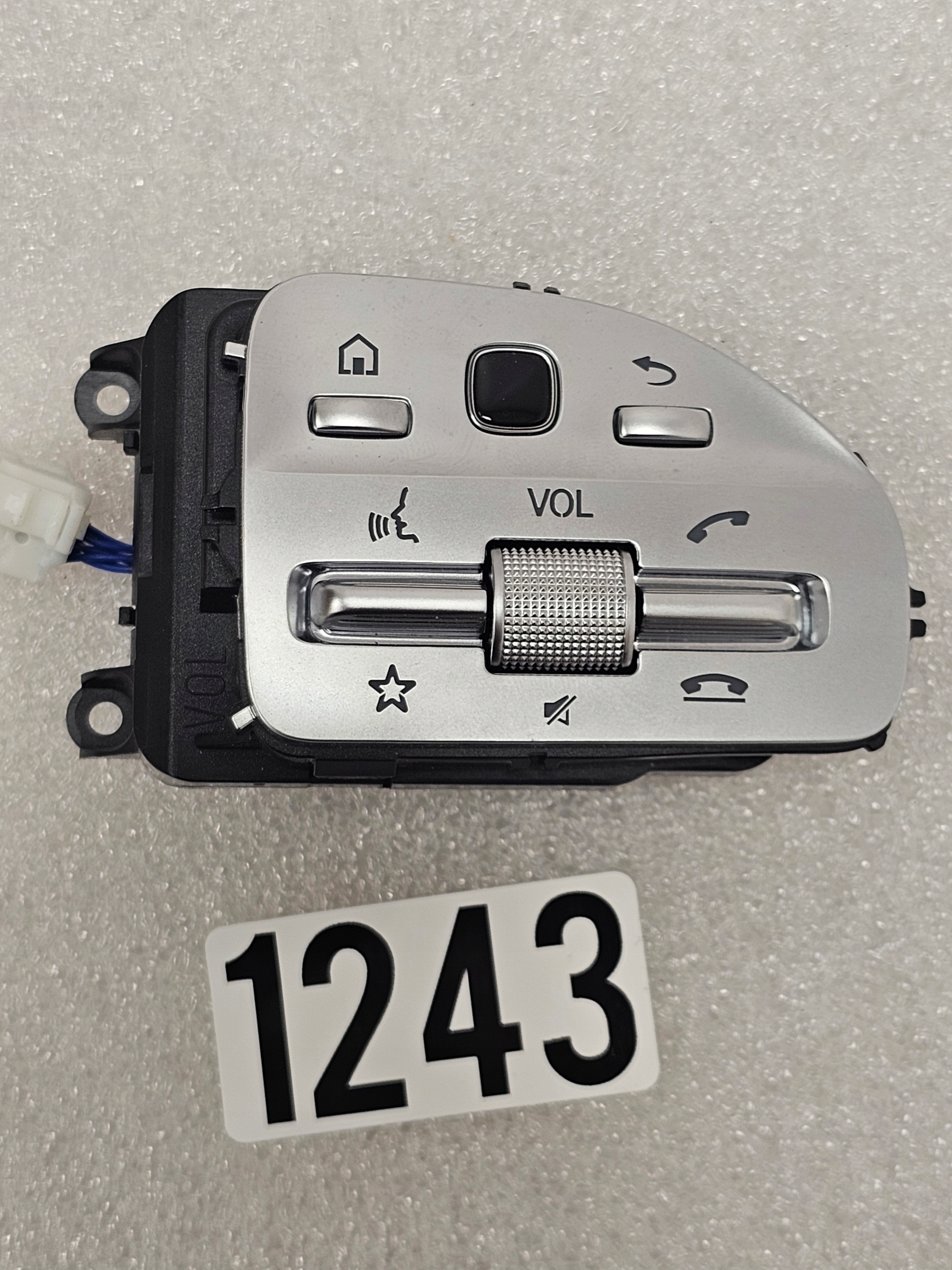 Mercedes AMG Lenkrad-Bedientaste – A0999059708 RECHTS Audio - galeria