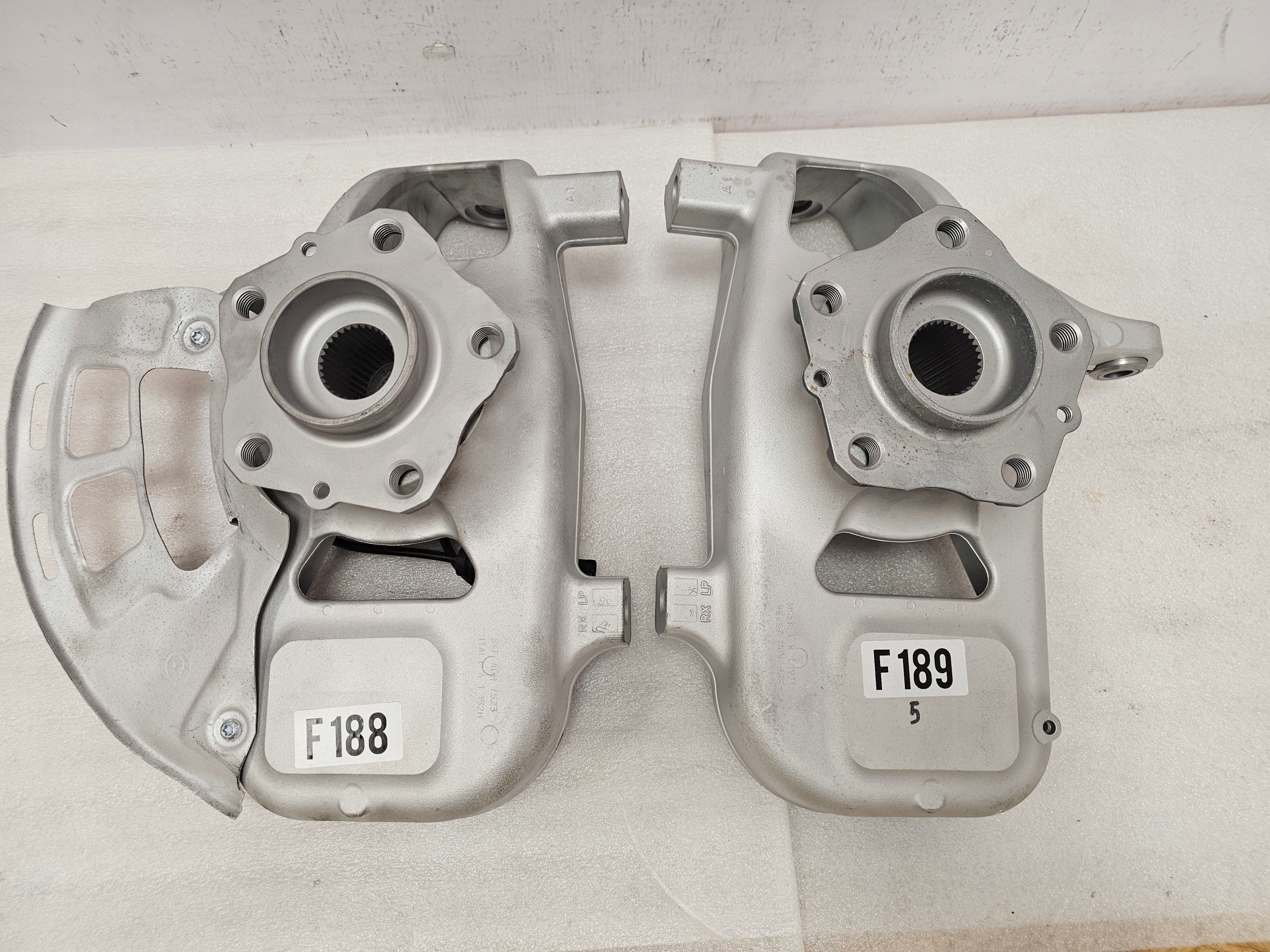 Zdjęcie produktu Zwrotnica Piasta Ferrari 458 Italia 488 GTC4 California LEWY PRZÓD