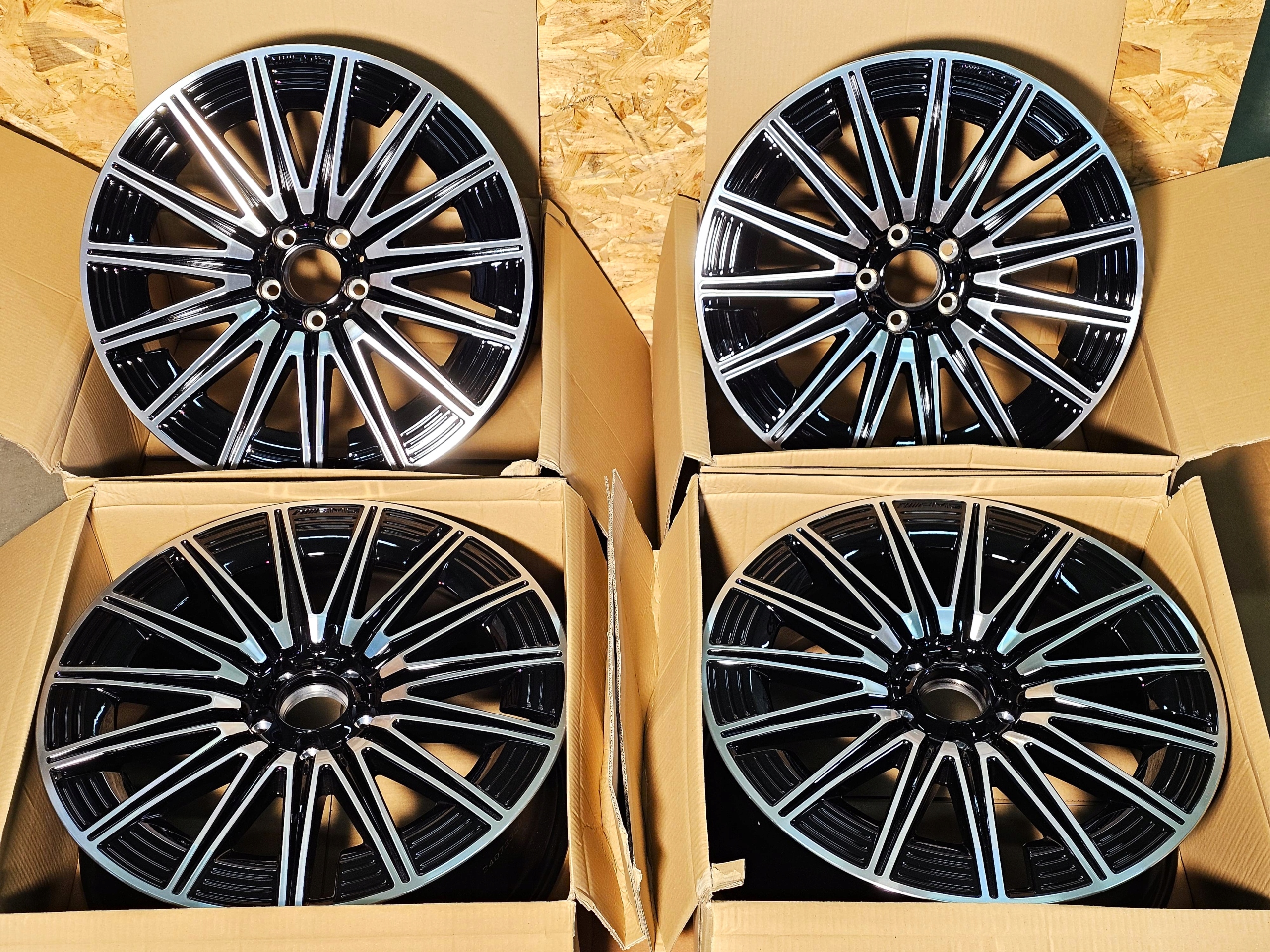 Zdjęcie produktu Felgi Mercedes AMG W447 V klasa 20" 8" ET48 Komplet Nowe A2474015200