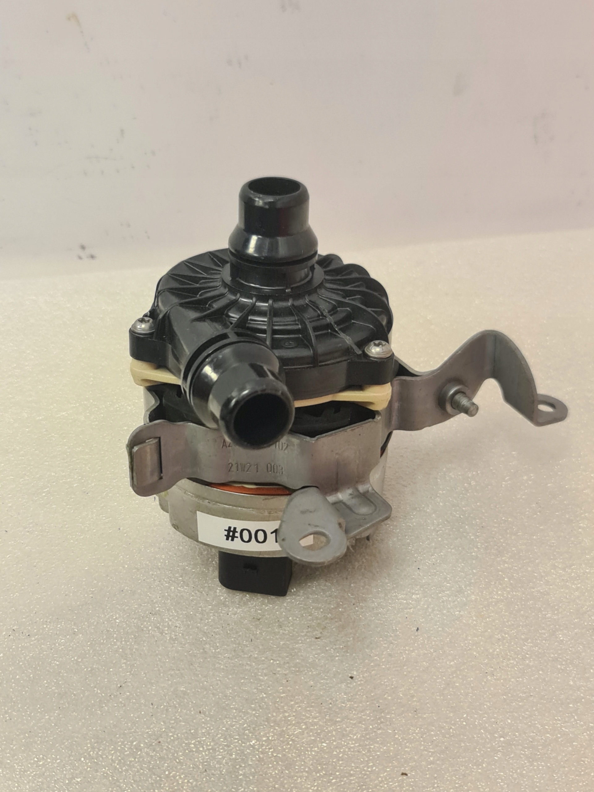 Pompa wody Mercedes W206 63 AMG W254 A0005001901