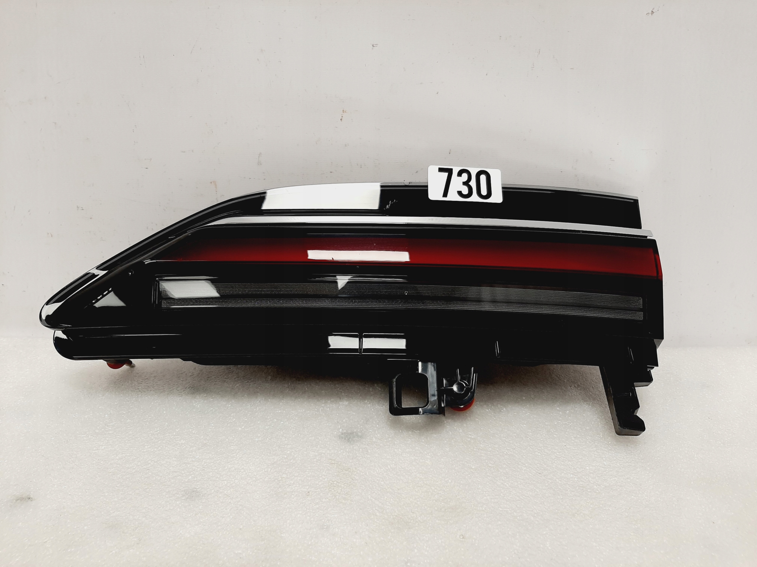 Lampa BMW G70 7 Tylna Prawa w klapę Chrom 5A45BA6